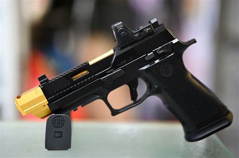 This is a toy gun. 清貨 賣完即止 @ 名鎗店 .